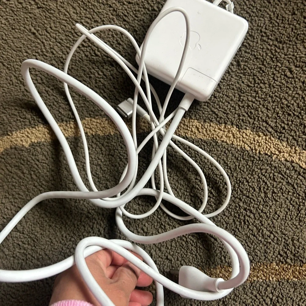 85 W Magsafe power adapter